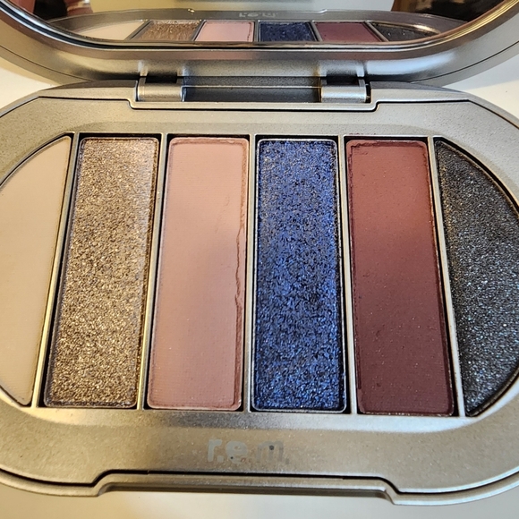 r.e.m Beauty Smitten Kitten Eyeshadow Palette Set Of 2 - Picture 10 of 10